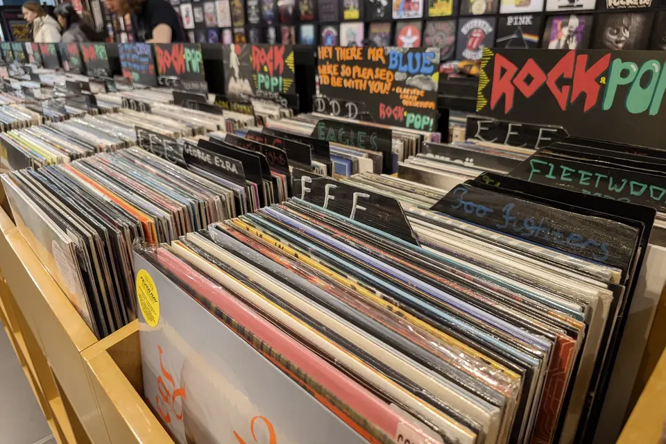 Bacs de disques vinyles d'occasion dans un magasin de disques