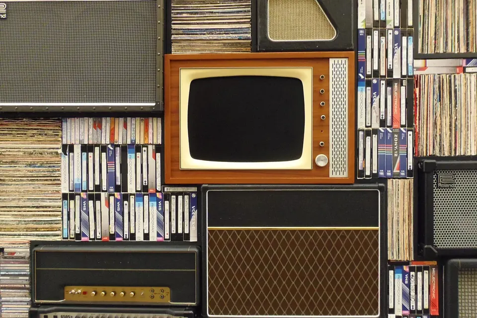 Étagères chargées de disques vinyles et de CD rangés sur la tranche dans une pièce