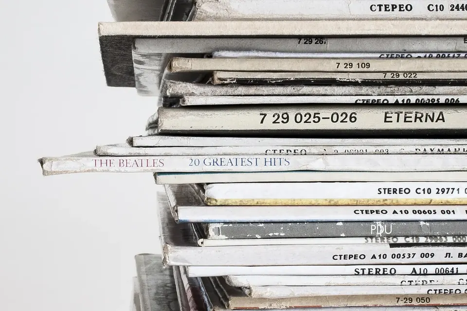 Pile de vieux disques vinyles dans leurs pochettes usées, étiquettes de labels d'Europe de l'Est visibles