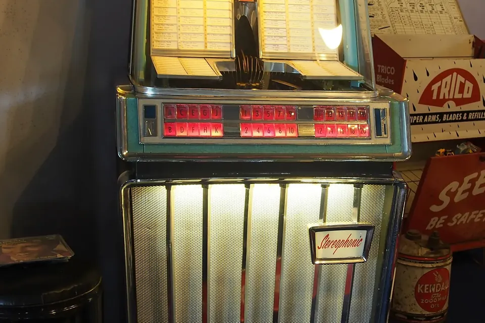 Façade chromée et éclairée d'un juke-box américain des années 1960, avec sa sélection de disques