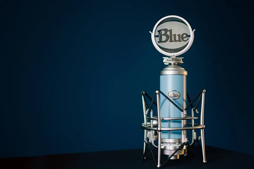 Microphone de studio à condensateur bleu monté sur une suspension anti-vibrations